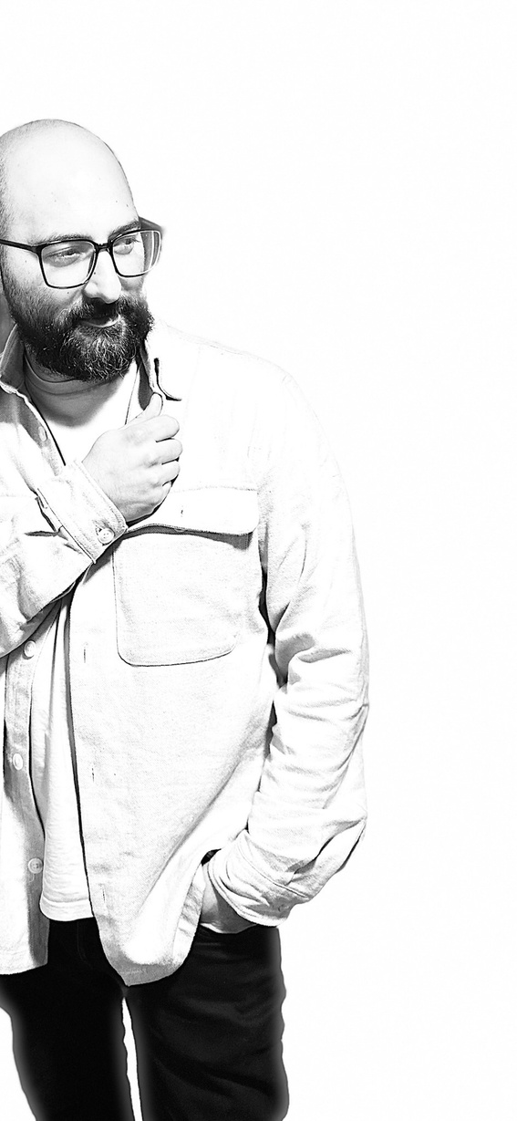 Nicolas Triglia, en chemise claire, de trois quarts.